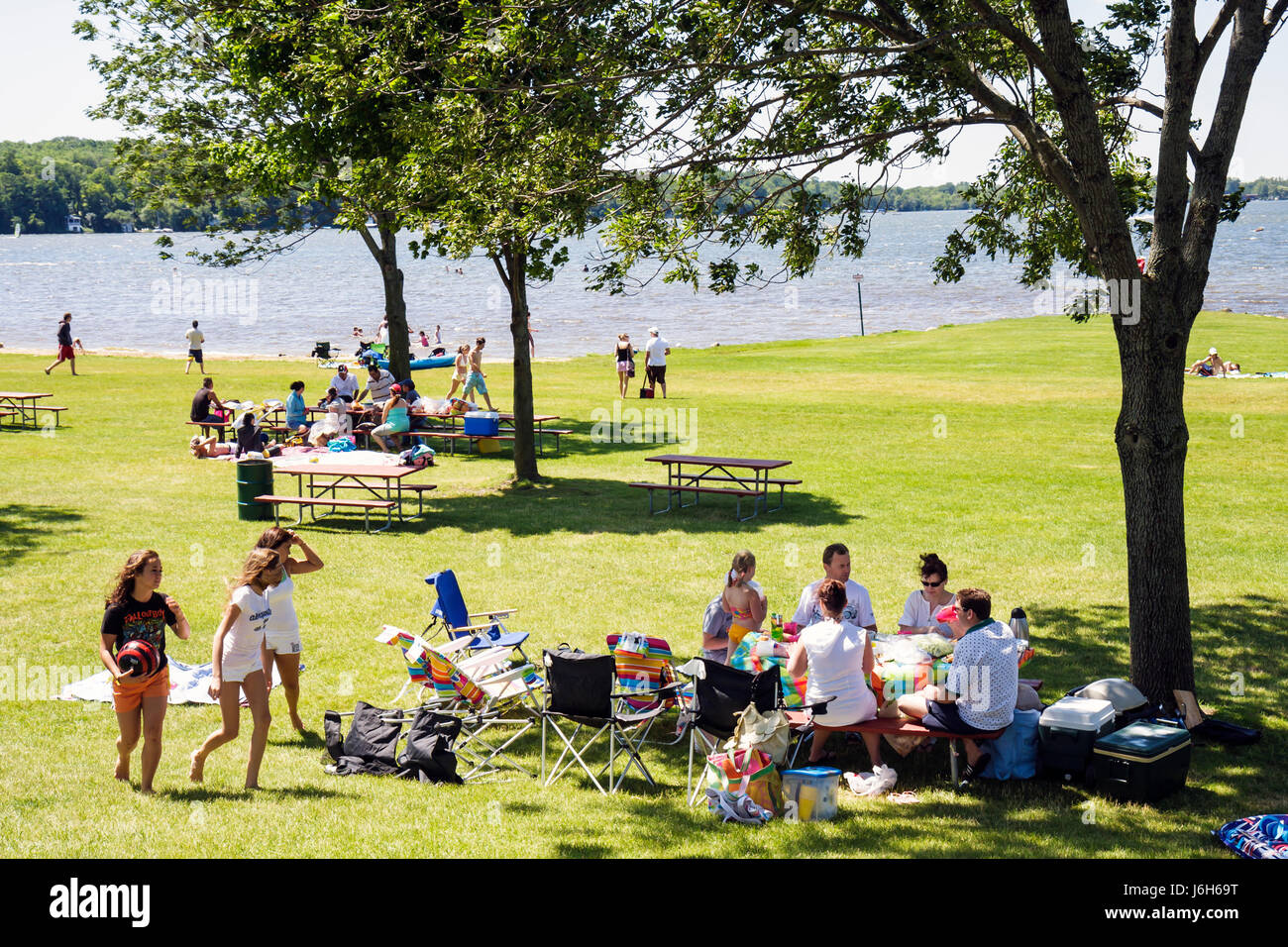 Kenosha Wisconsin, Silver Lake, Silver Lake Park, pique-nique, bancs, filles, adolescents, adolescents, familles parents parents enfants enfants, extérieur, amusement, vacances d'été Banque D'Images