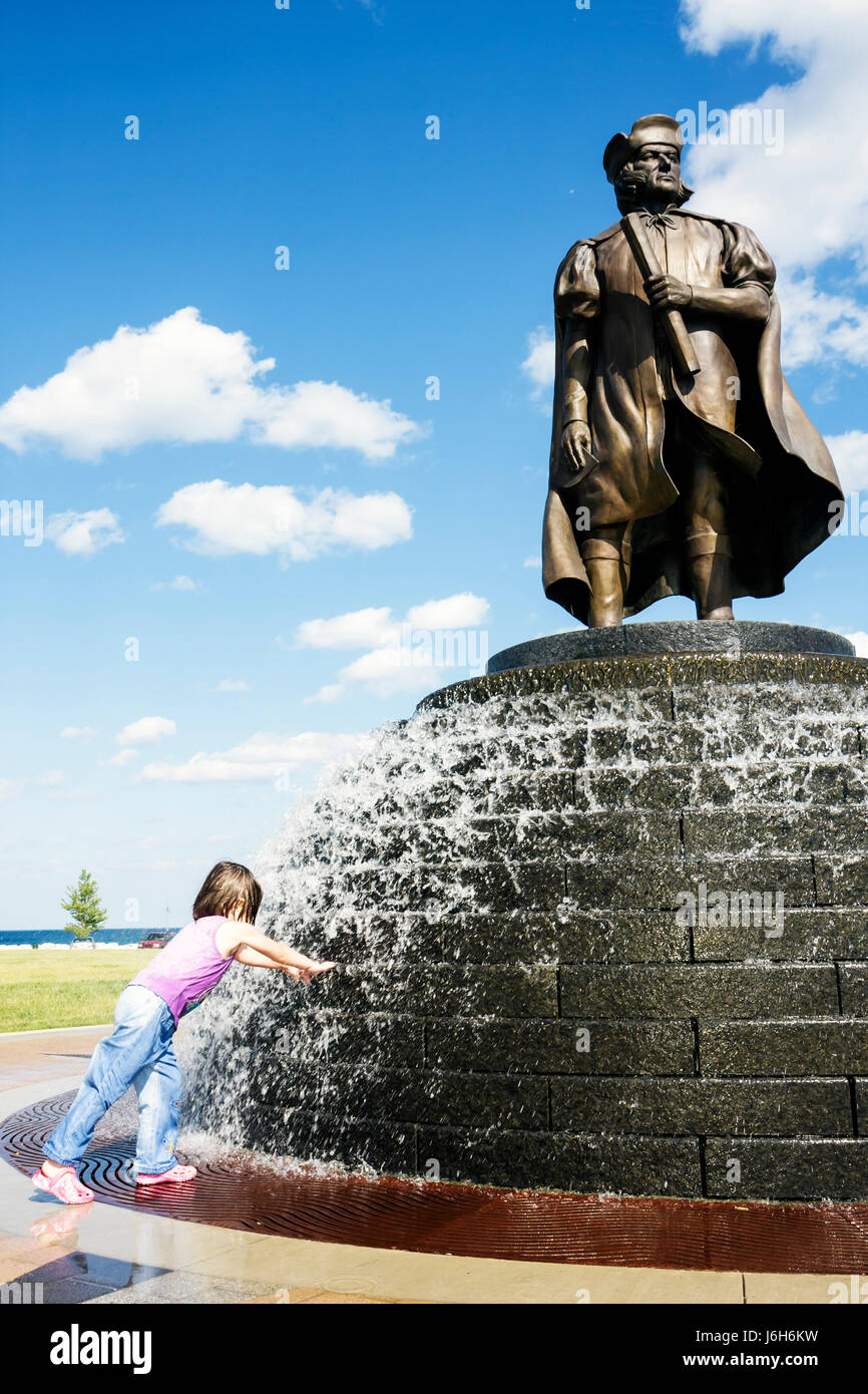 Wisconsin Kenosha County,Kenosha,Harbour Park,Christophe Colomb,statue,fontaine publique,filles,jeune fille,enfants filles,enfants filles jouer,se mouiller,enfant Banque D'Images