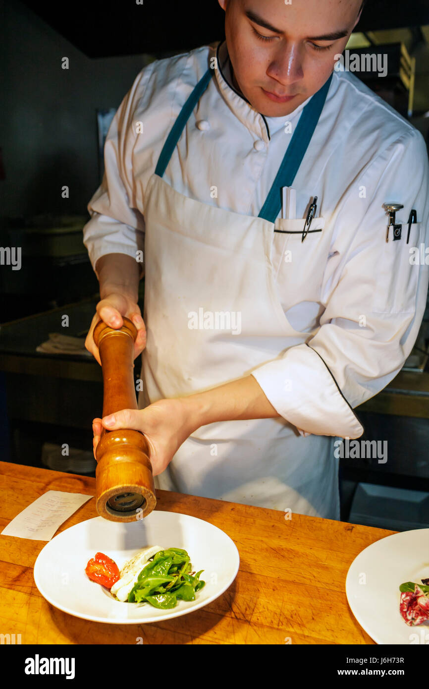 Roanoke Virginia,Campbell Street,Metro,restaurant restaurants cuisine café cafés,cuisine américaine,dîner,présentation de la nourriture,chef,assiette,plat,poisson,Go Banque D'Images