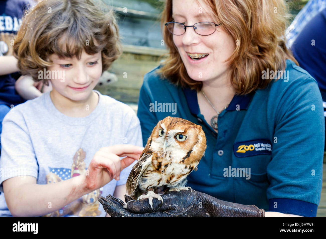 Roanoke Virginia,Mill Mountain Zoo,hurle,oiseau,animal,entraîneur,fille,jeune,femme enfants élèves contact,VA080504031 Banque D'Images