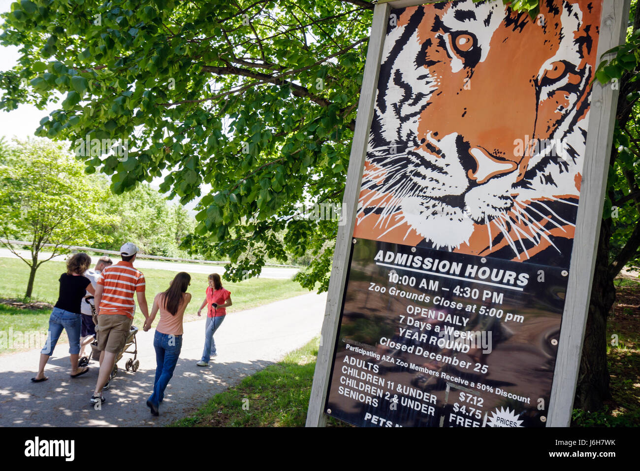 Roanoke Virginia,Mill Mountain Zoo,entrée,avant,panneau,logo,heures d'entrée,famille familles parents parents enfants enfants,marche,les visiteurs voyagent travail Banque D'Images
