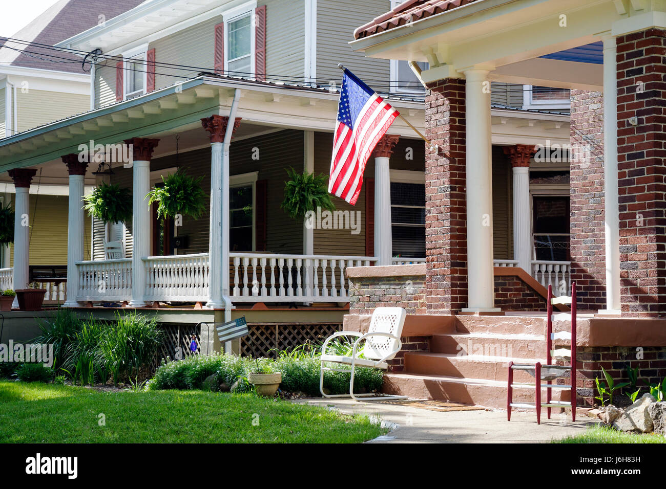 Roanoke Virginia, Washington Avenue, Americana, maisons historiques, porche, drapeau, les visiteurs voyage visite touristique site touristique monuments culture cultu Banque D'Images