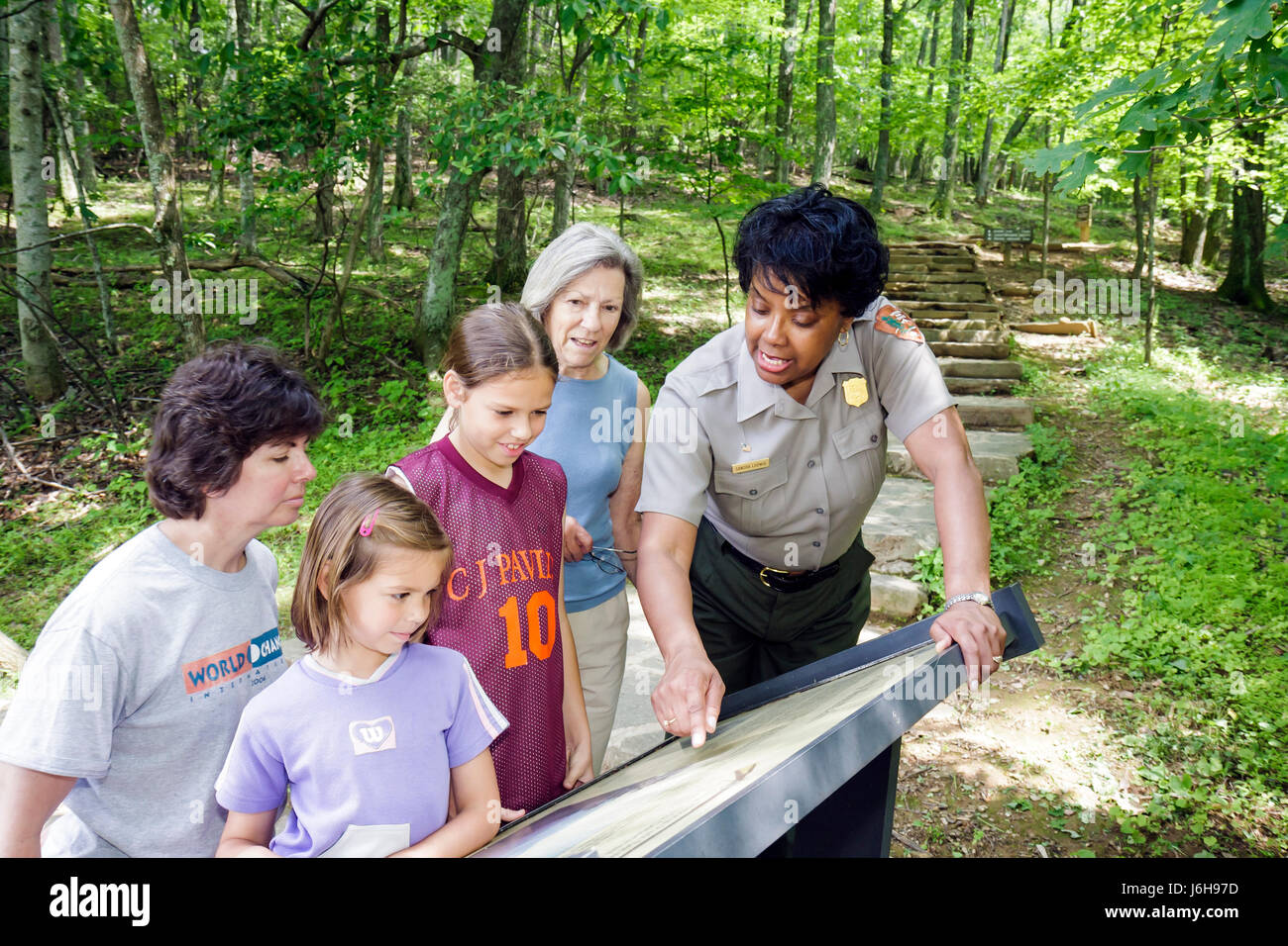 Blue Ridge Parkway Virginia,Appalachian Mountains,Peaks of Otter,nature Center,Black Woman femmes,man hommes,filles,jeune,enfants childre Banque D'Images