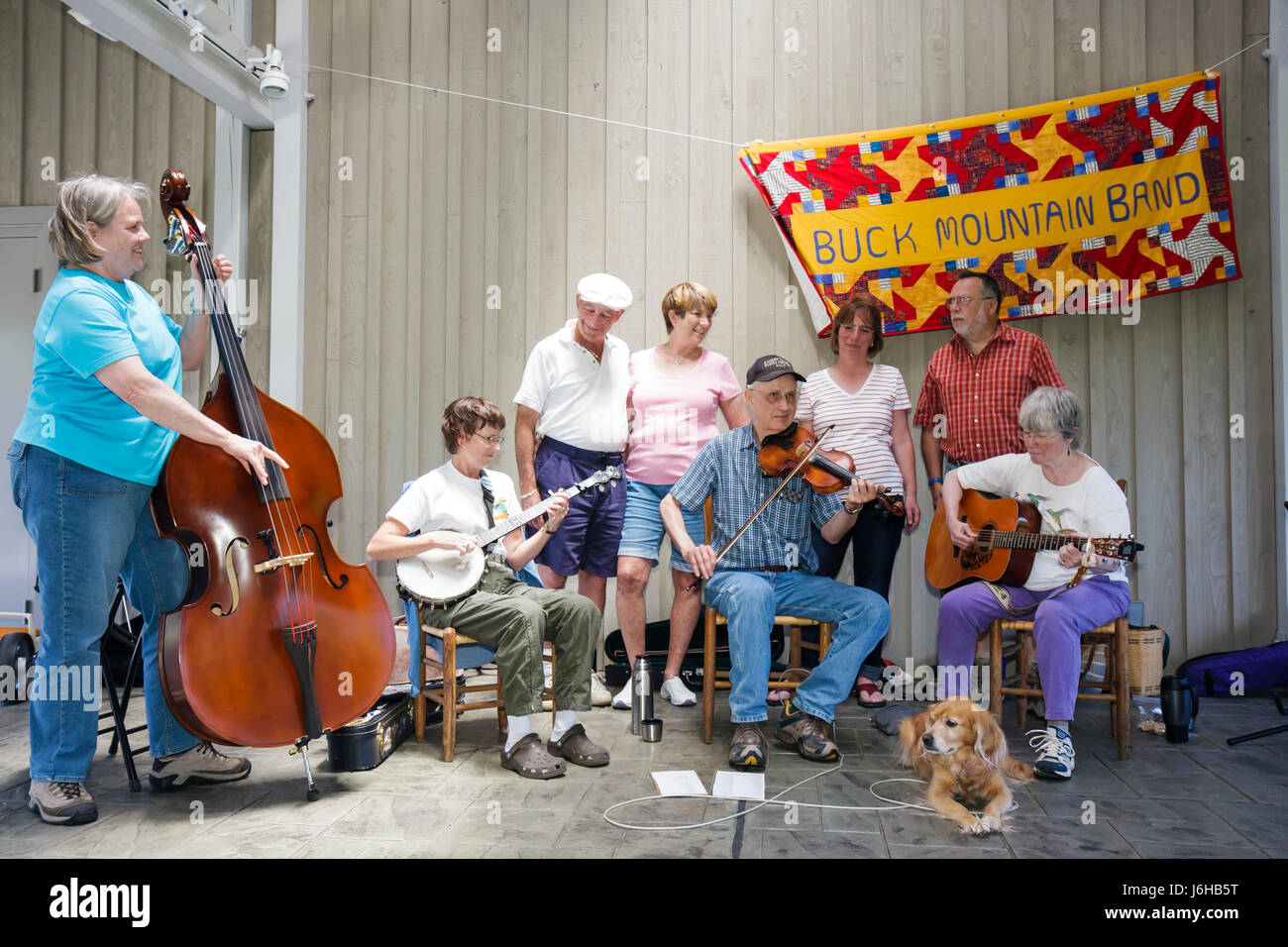 Blue Ridge Parkway Virginia,Appalachian Mountains,Blue Ridge Music Center,Buck Mountain Band,musique folklorique,homme hommes,femme femmes,chien,violon,fid Banque D'Images