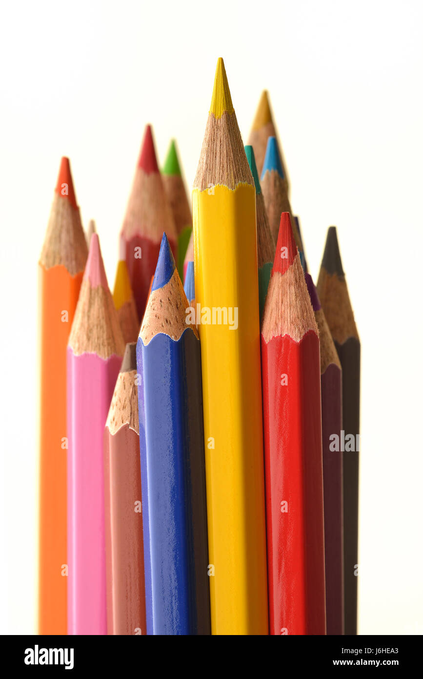 Un assortiment de crayons de couleur sur fond blanc Banque D'Images