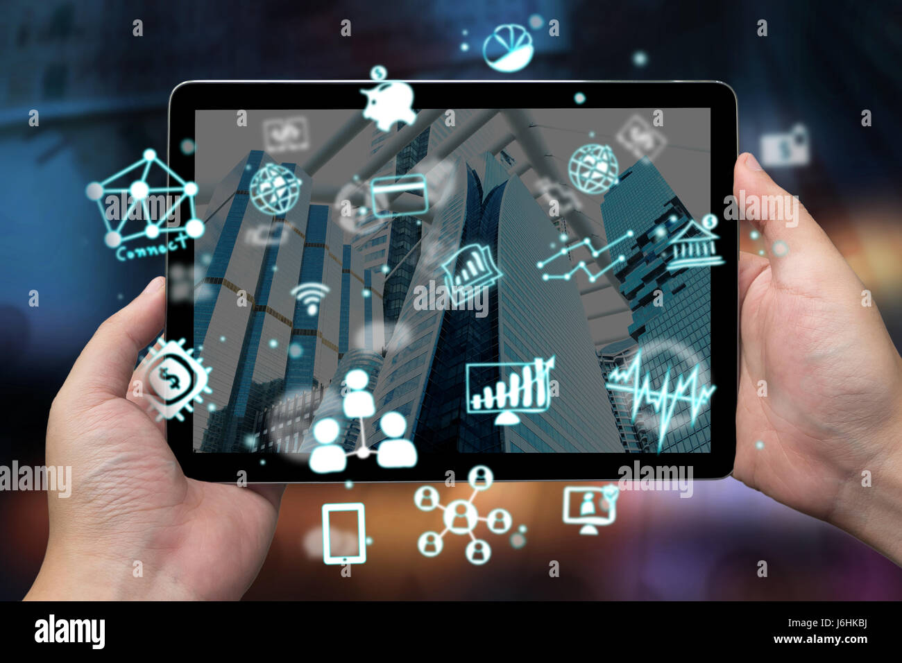 Fintech concept , concept technologique et financier .Man hand holding tablet avec des icônes à l'écran et abstract background Banque D'Images