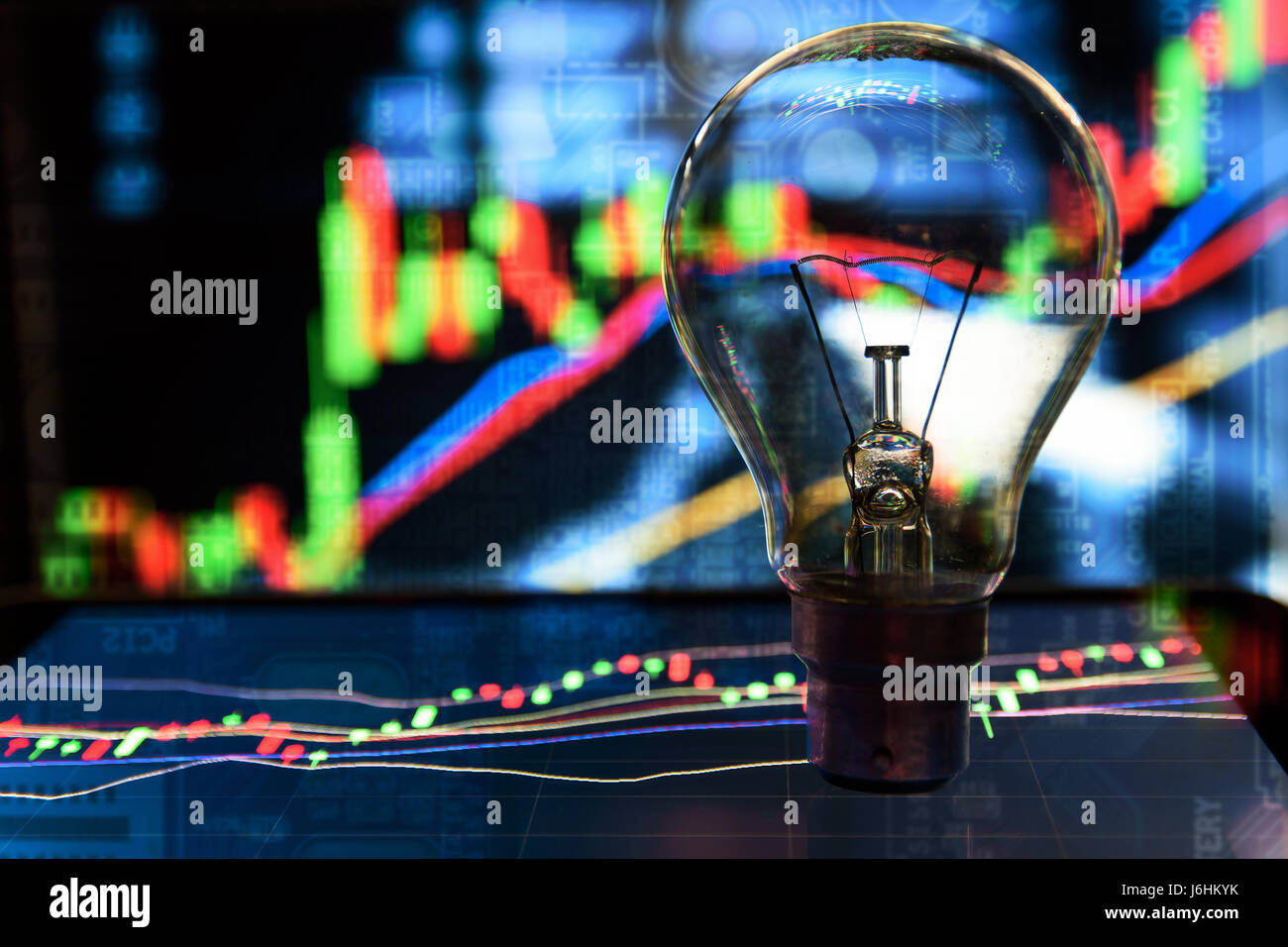 La technologie de l'Internet financier Investissement Fintech Concept. Sur l'ampoule et tablette graphique Stock et d'affaires avec l'icône de la technologie de l'électronique résumé c Banque D'Images