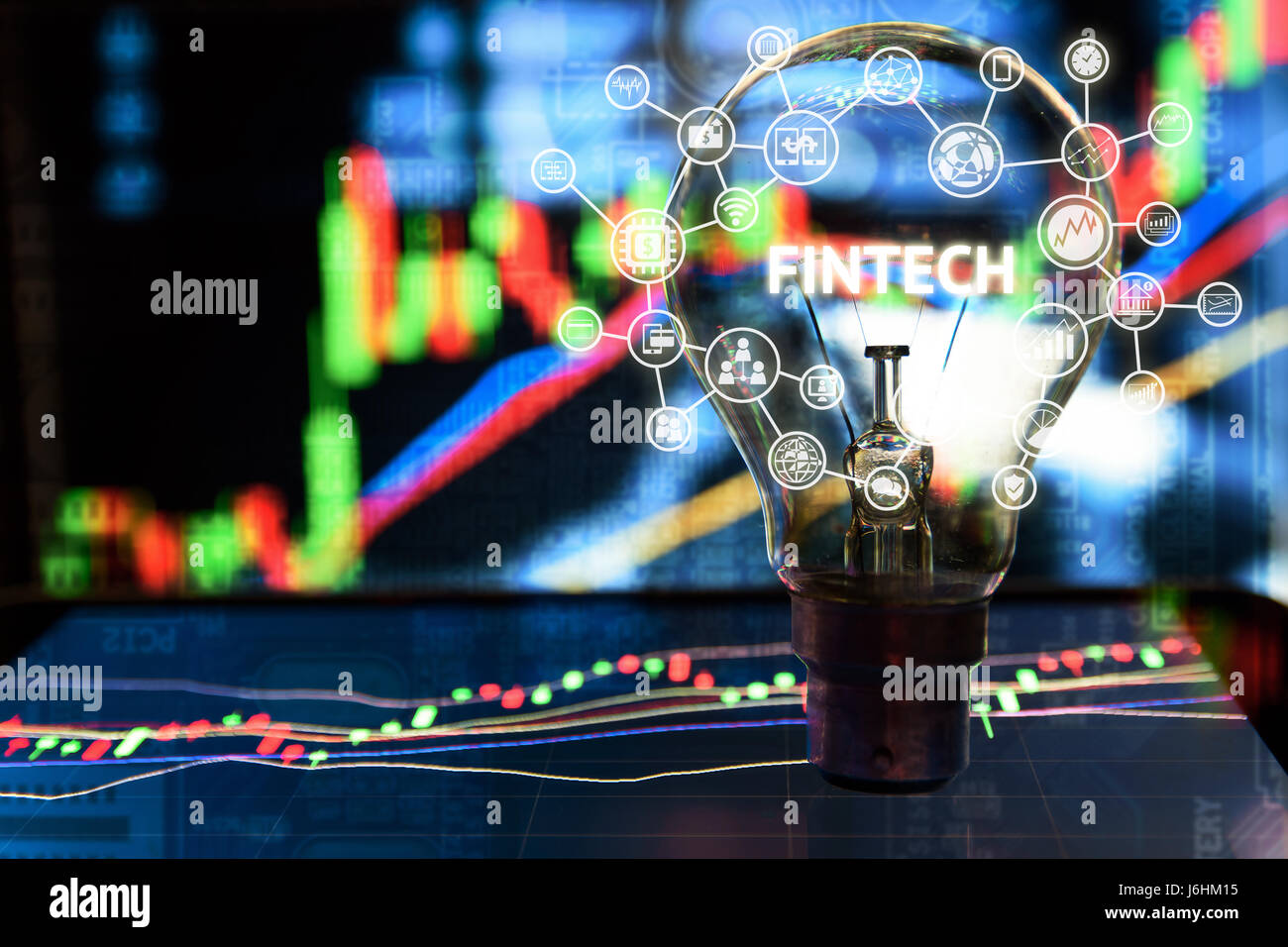 La technologie de l'Internet financier Investissement Fintech Concept. Sur l'ampoule et tablette graphique Stock et d'affaires avec l'icône de la technologie de l'électronique résumé c Banque D'Images
