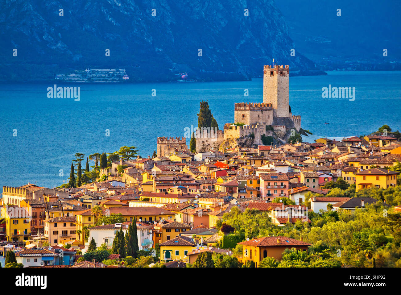 Ville de Malcesine sur le lac de Garde vue sur l'horizon, Vénétie (Italie) Banque D'Images