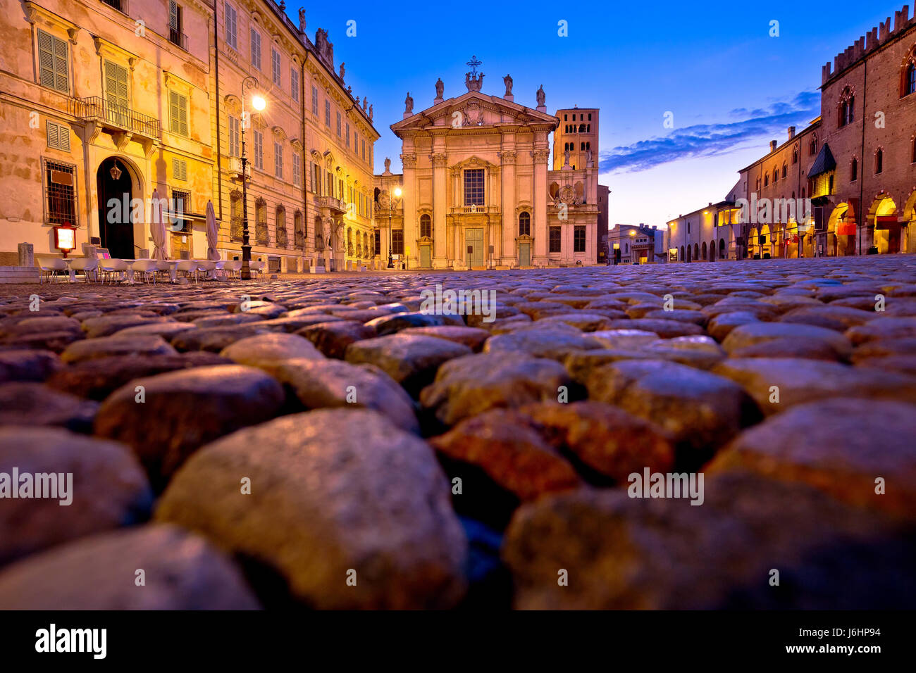 Piazza Sordello Mantoue ville vue du soir, capitale européenne de la culture et de l'UNESCO World Heritage site, région Lombardie Italie Banque D'Images