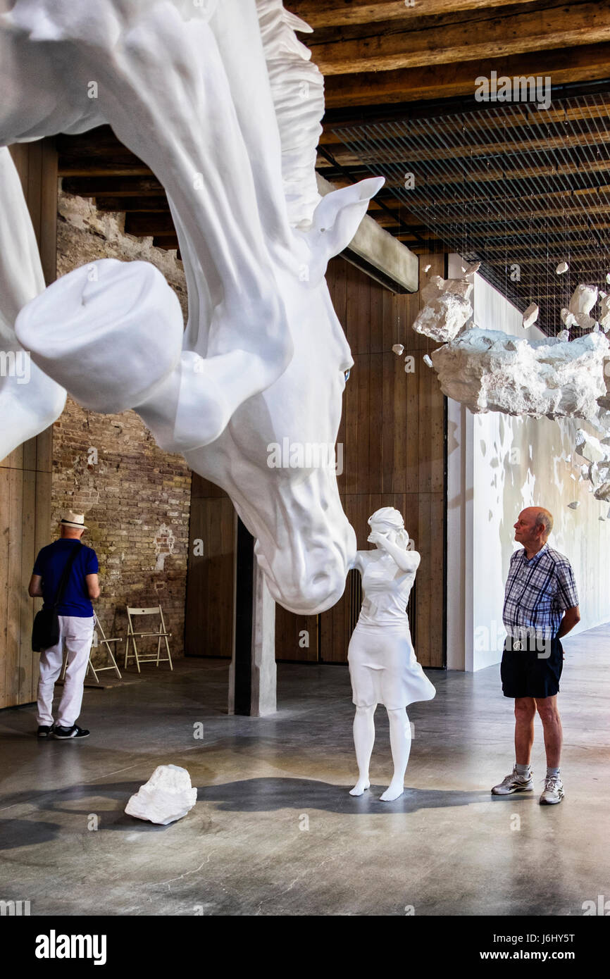 ,Venise,Castello Arsenale. 57e Biennale de Venise 2017, la Biennale di Venezia. Artiste Claudia Fontes d'art sculptural, le cheval 'problème'.'il problema Banque D'Images