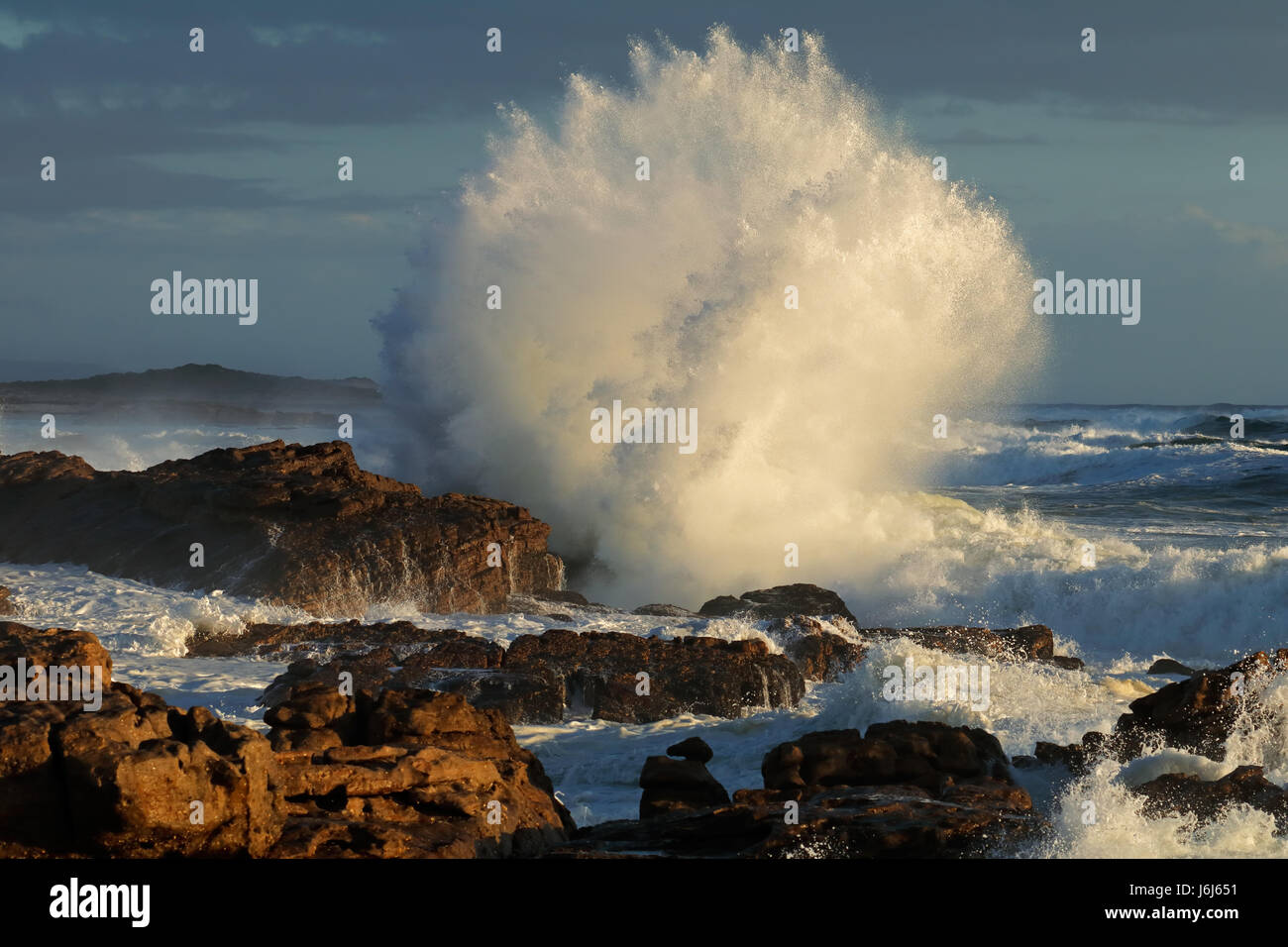 Seascape avec grande déferlante sur les rochers côtiers, Afrique du Sud Banque D'Images