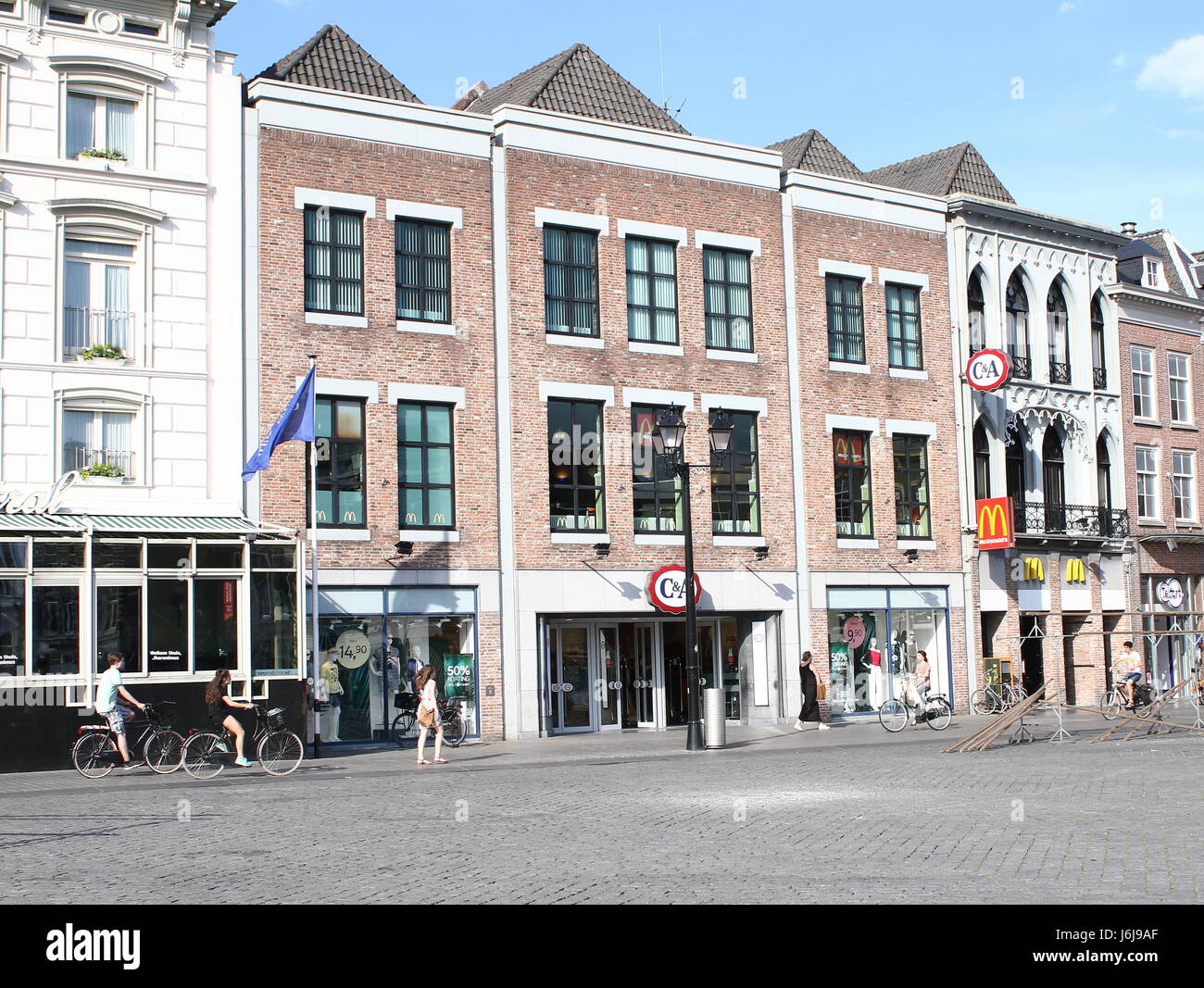 C&d'un magasin de confection, Grand Place, le centre de Den Bosch, Pays-Bas  (néerlandais célèbre chaîne de magasins de vêtements de mode Photo Stock -  Alamy