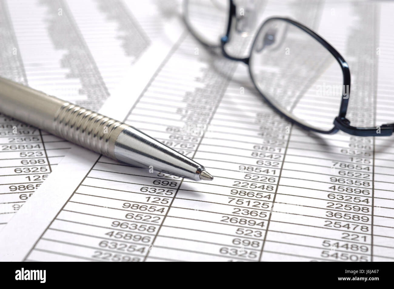 La comptabilité financière avec feuille, stylo et verres Banque D'Images