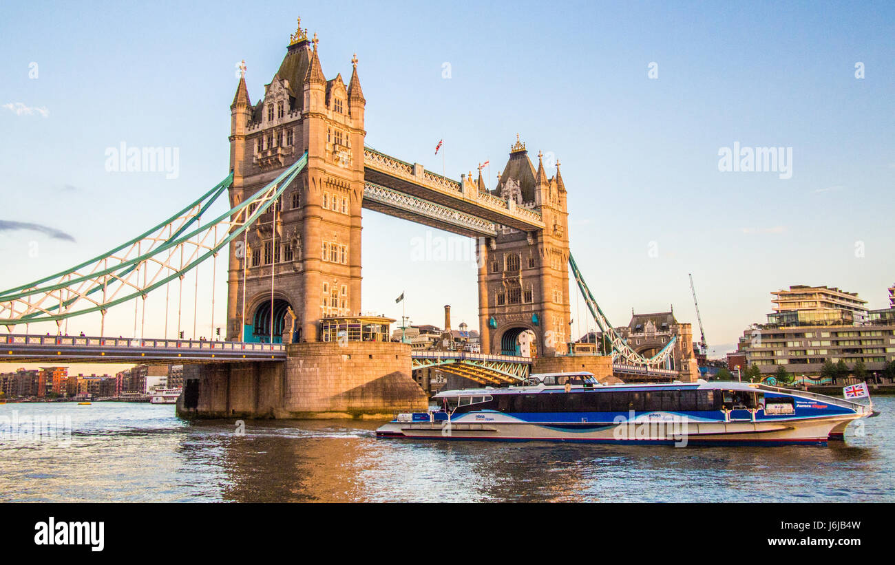 Tower Bridge sur la Tamise, Londres, Angleterre Banque D'Images