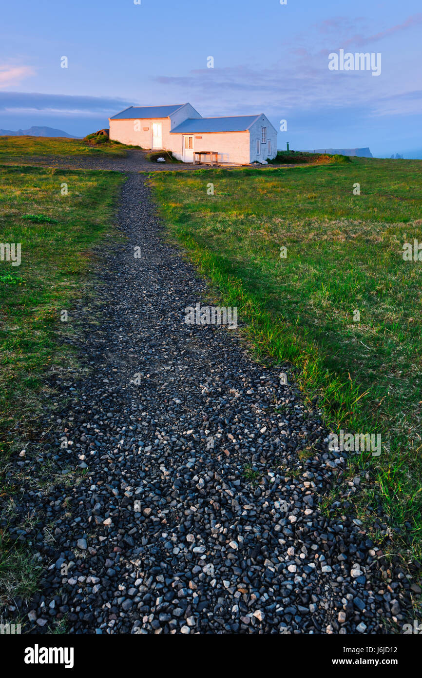 Petite maison de gardien de phare sur la réserve naturelle de Dyrhólaey, l'Islande, l'Europe. Banque D'Images