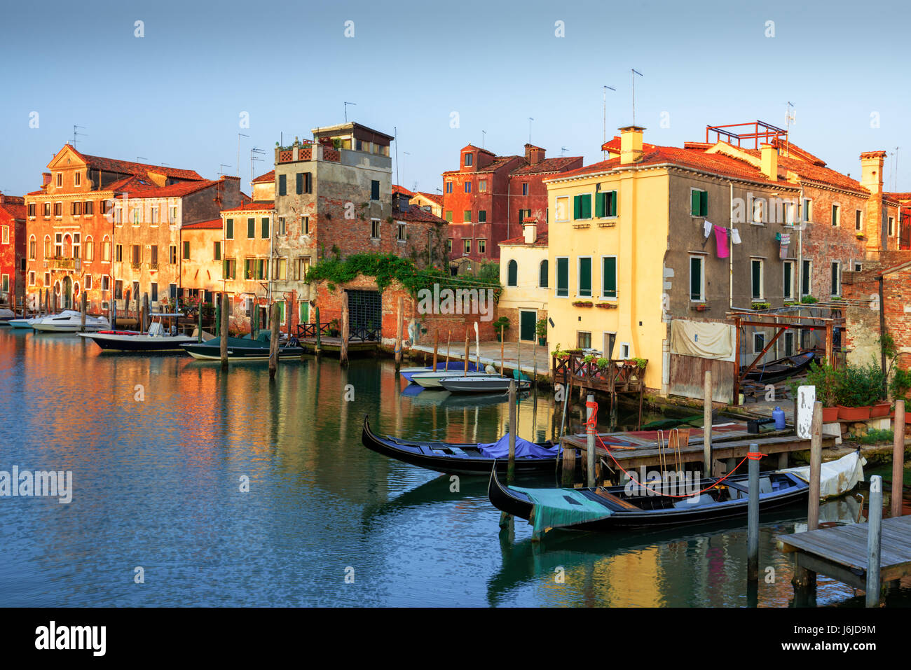 Vue imprenable sur matin Venise. Rangée de bateaux et de maisons colorées. L'Italie, l'Europe Banque D'Images