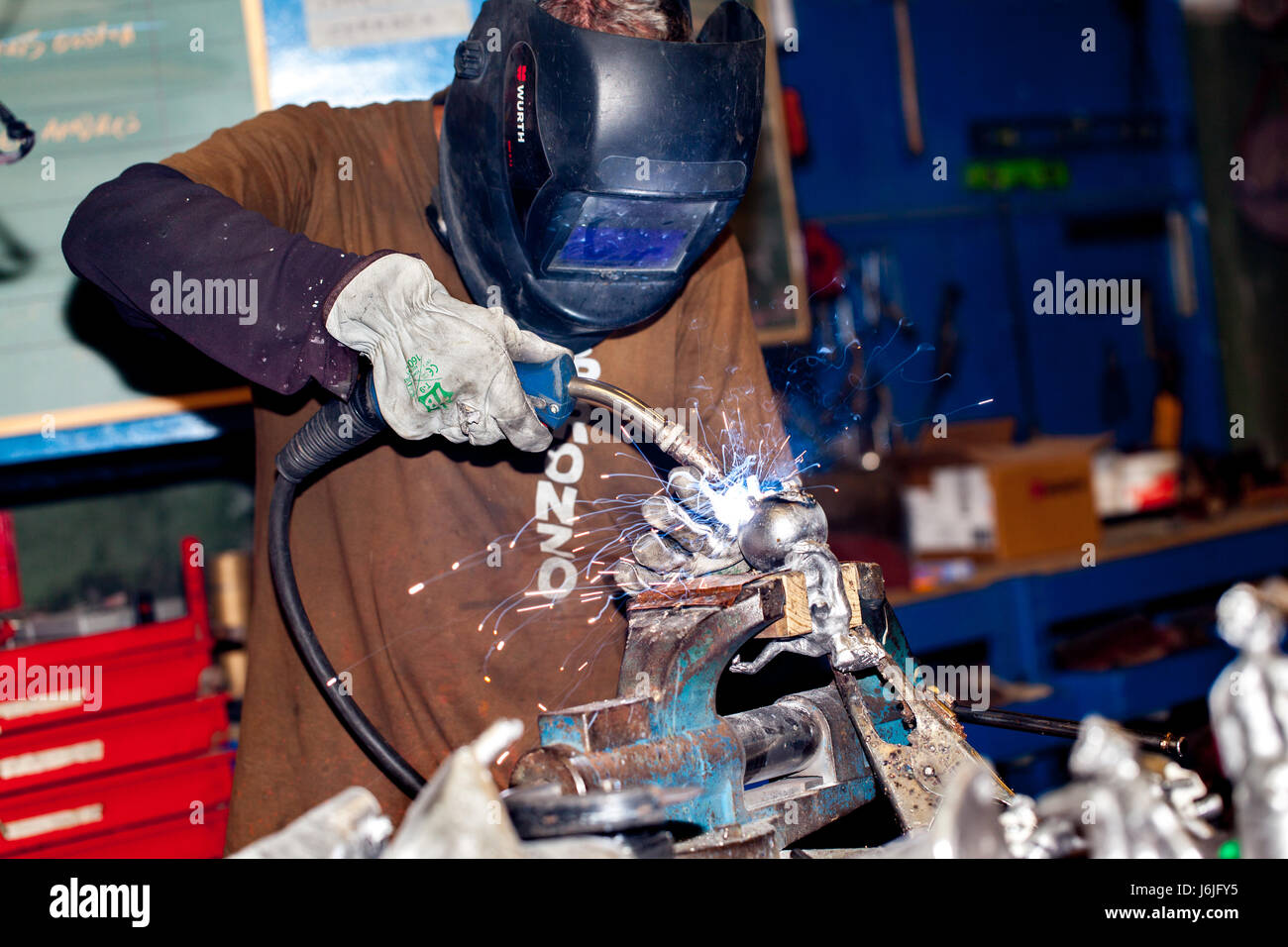 Artisan de sexe masculin travaillant dans un atelier de soudure Banque D'Images