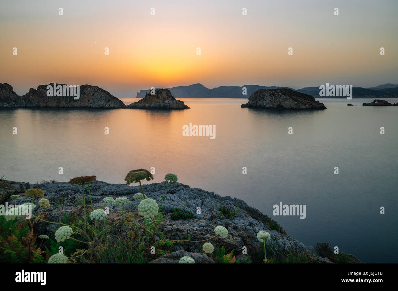 Majorque Santa Ponsa côte au coucher de soleil à Morro d'en Pere Joan bay à Majorque, îles Baléares de l'Espagne. Es roches Malgrat. Banque D'Images