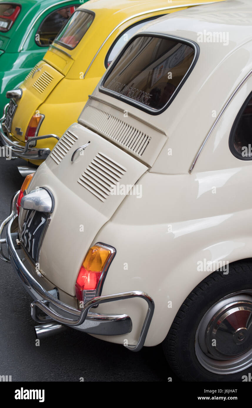 FIAT 500 garé dans une rue d'Imperia pendant le raid de voitures anciennes Banque D'Images