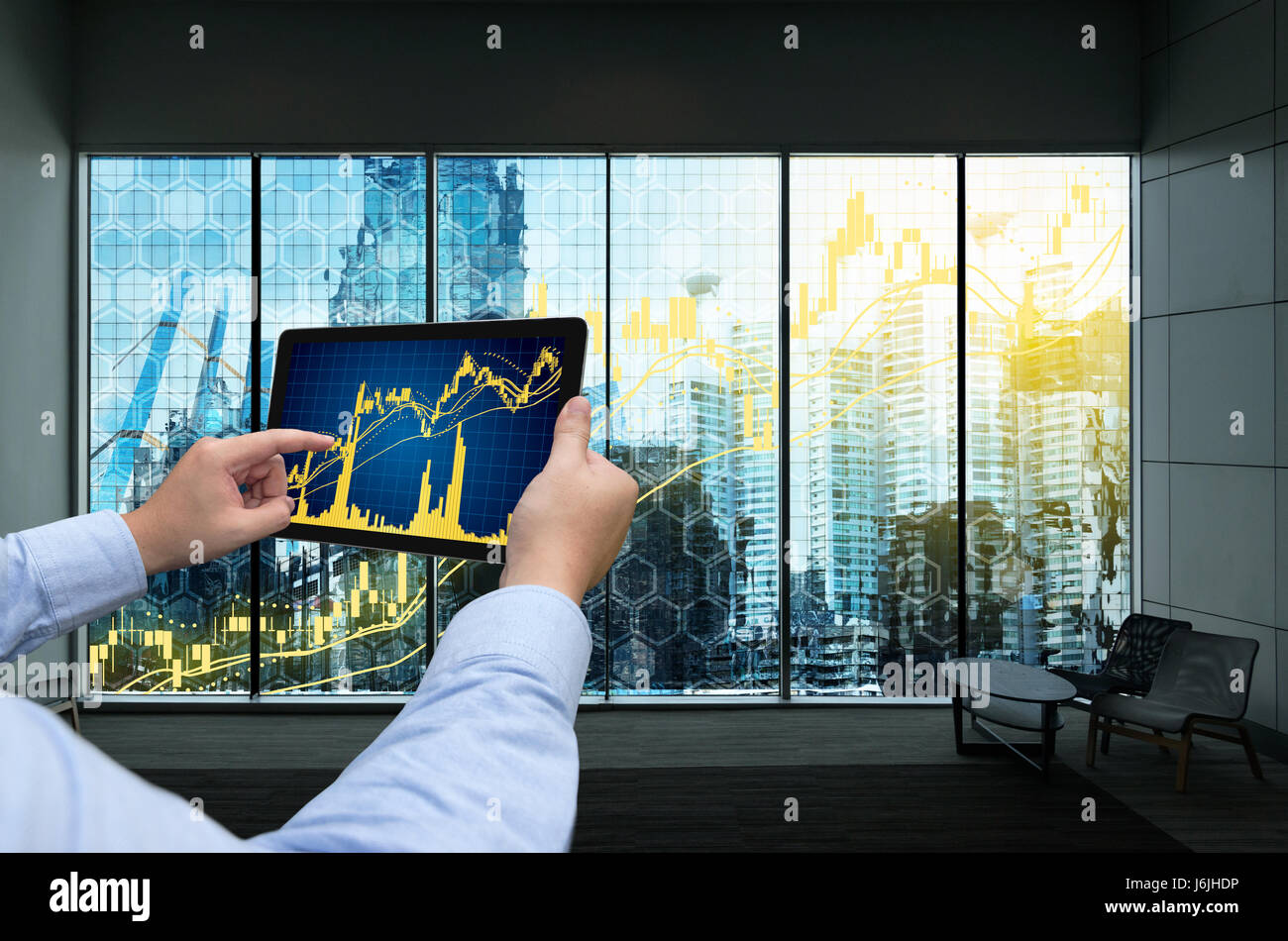La technologie de l'Internet financier Investissement Fintech Concept. Man hand holding tablette avec écran graphique graphique bourse .Fenêtre affichant smart building Banque D'Images