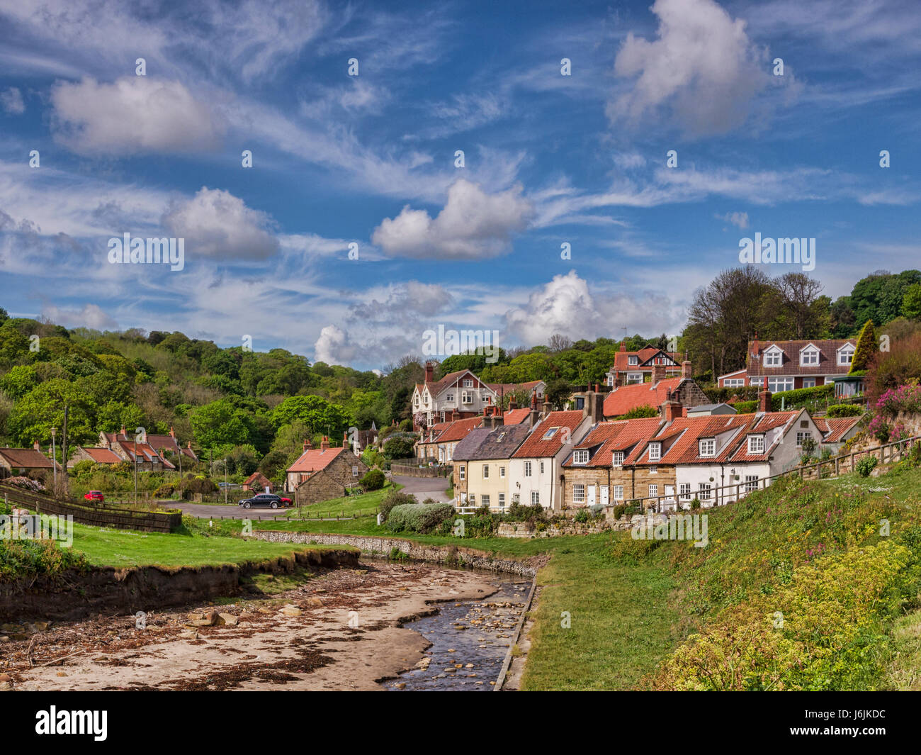 Le village de Sandsend, près de Whitby, North Yorkshire, Angleterre, Royaume-Uni, sur une belle journée de printemps avec soleil et ciel bleu. Banque D'Images