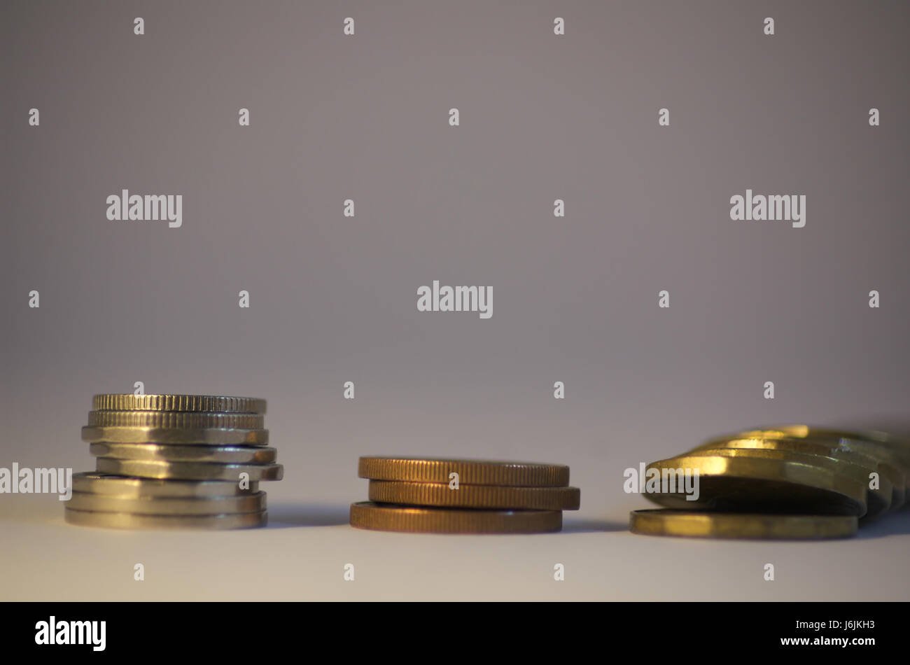 Trois colonnes de pièces. Le dernier est tombé. Banque D'Images