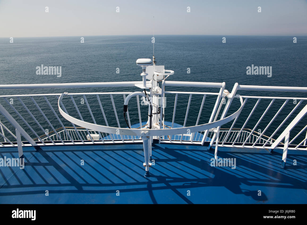 Pont rail bleu bateau à voile voilier bateau voile bateau bleu bateau Banque D'Images