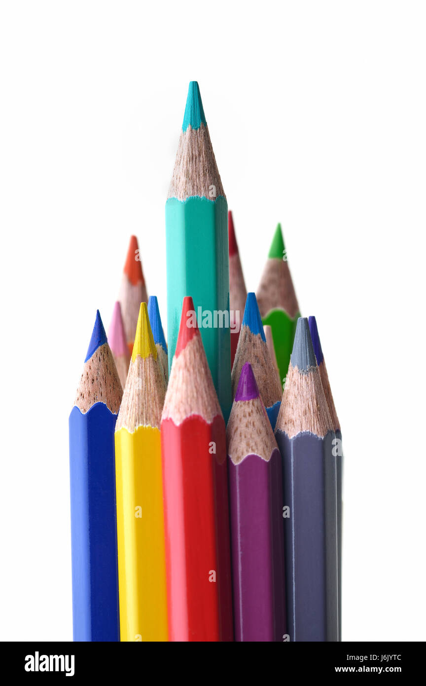 Vue avant de crayons de couleur sur fond blanc Banque D'Images