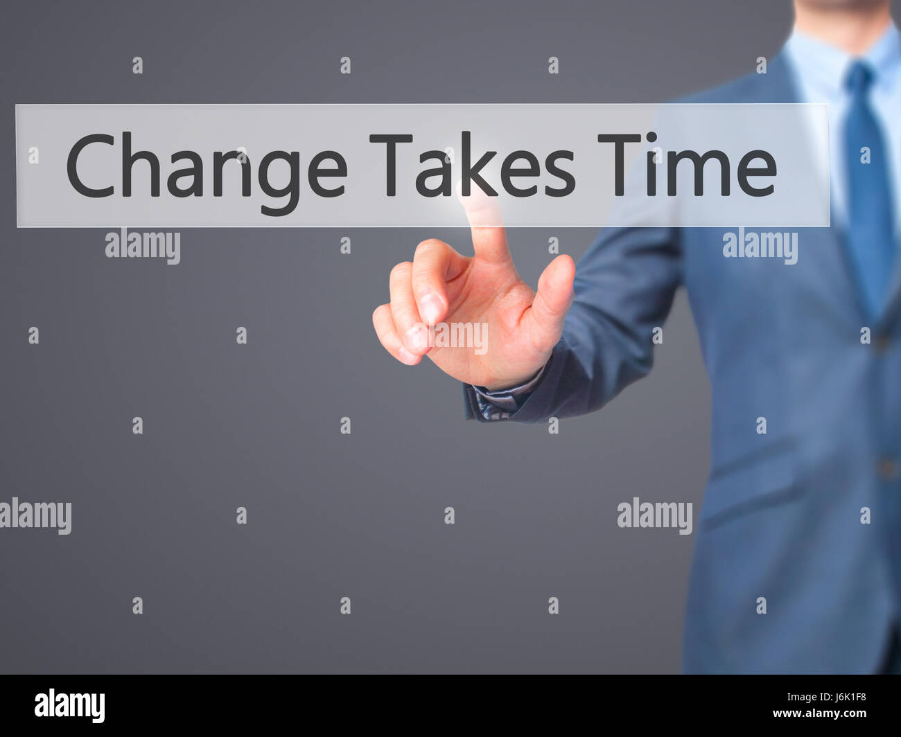 Le changement nécessite du temps - Businessman hand appui bouton sur l'interface de l'écran tactile. Le commerce, la technologie, internet concept. Stock Photo Banque D'Images