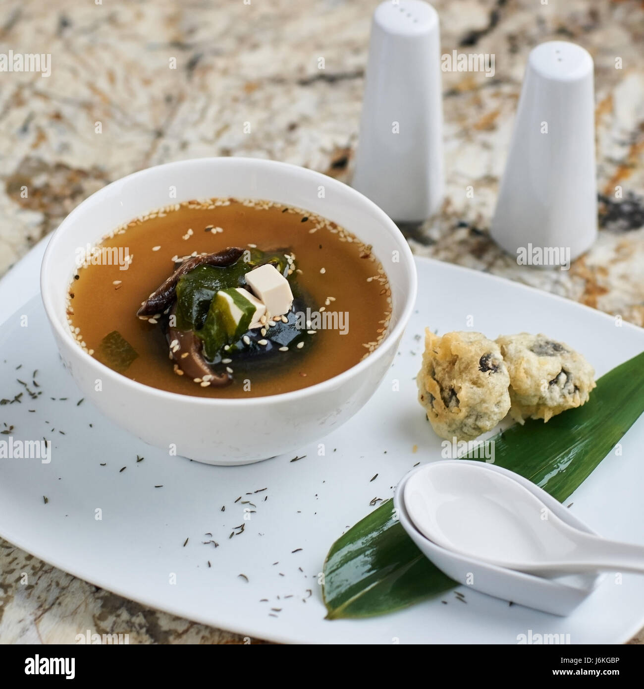 La soupe miso avec des champignons shiitake Banque D'Images
