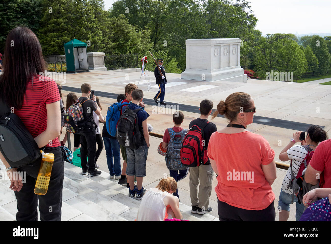 Les touristes et les visiteurs de la garde d'honneur auprès de la tombe de l'inconnu le cimetière d'Arlington Washington DC USA Banque D'Images