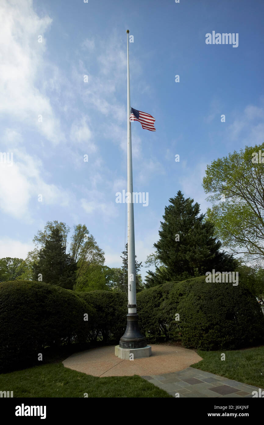 Mât woodhull memorial avec le drapeau en berne, le cimetière d'Arlington Washington DC USA Banque D'Images