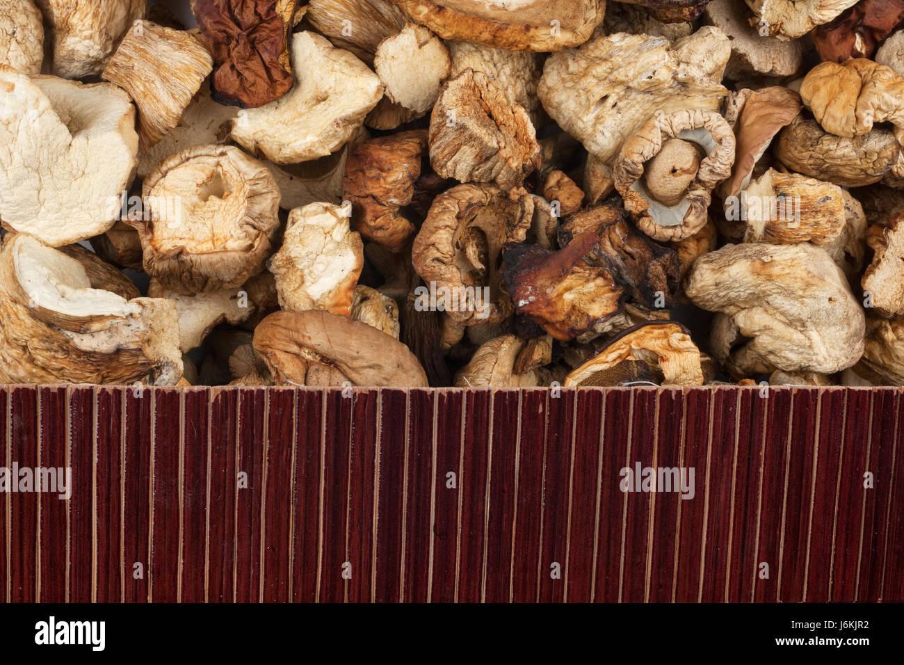 Beau tapis de bambou sur les champignons secs comme arrière-plan agricole. Vue de dessus Banque D'Images
