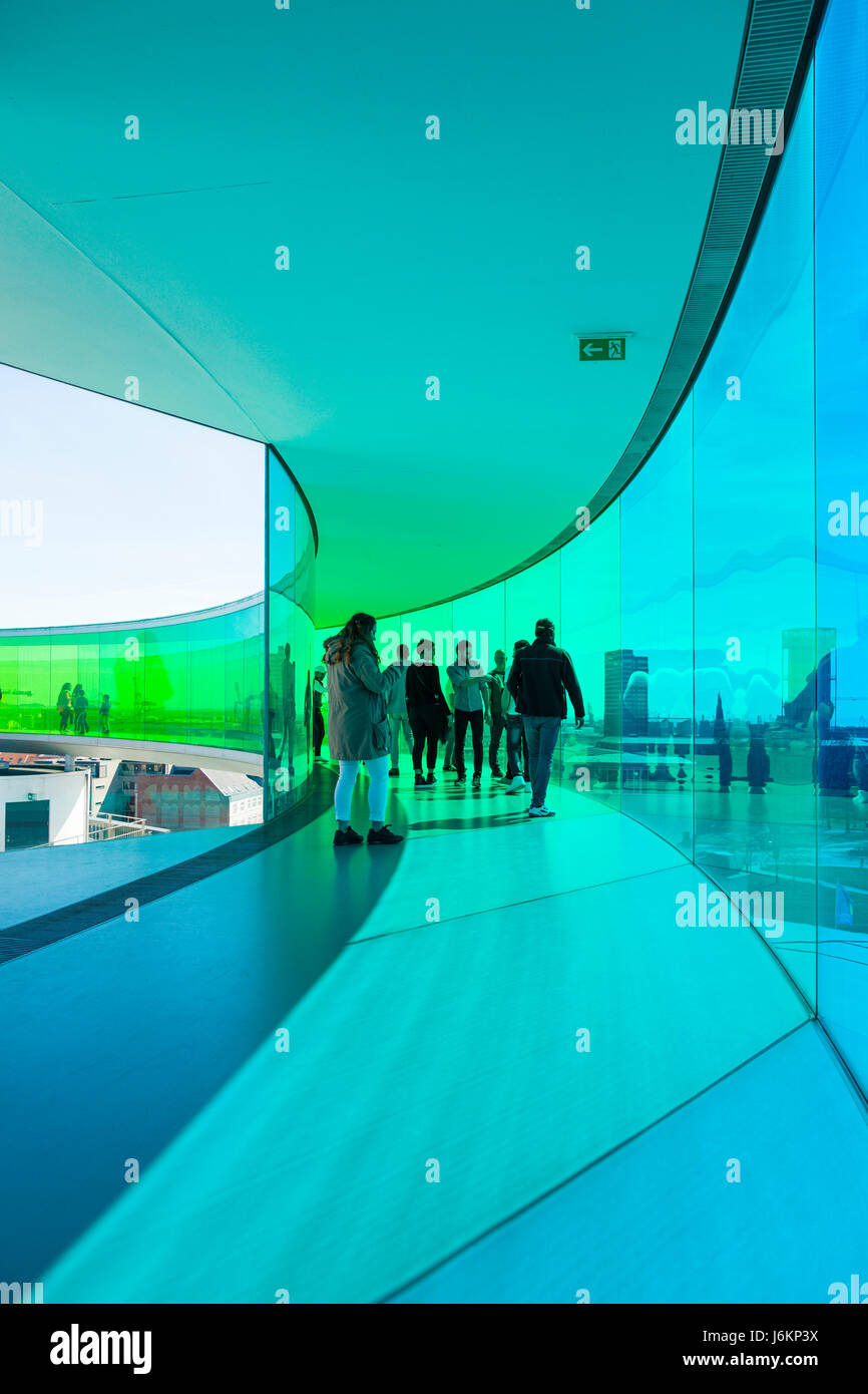 „votre panorama arc-en-ciel“, installation par Olafur Eliasson au musée d'art d'Aarhus ARoS. Les visiteurs profitent de la vue sur la ville et prennent des photos. Banque D'Images