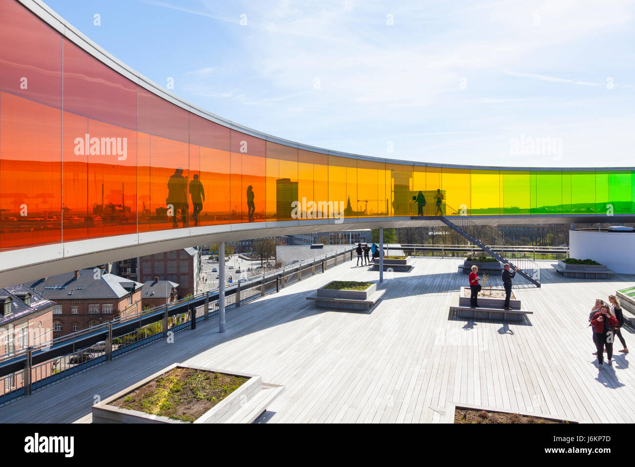 Les visiteurs du musée à l'intérieur et au-dessous de l'installation par Olafur Eliasson sur toit de musée ARoS à Aarhus, Danemark Banque D'Images