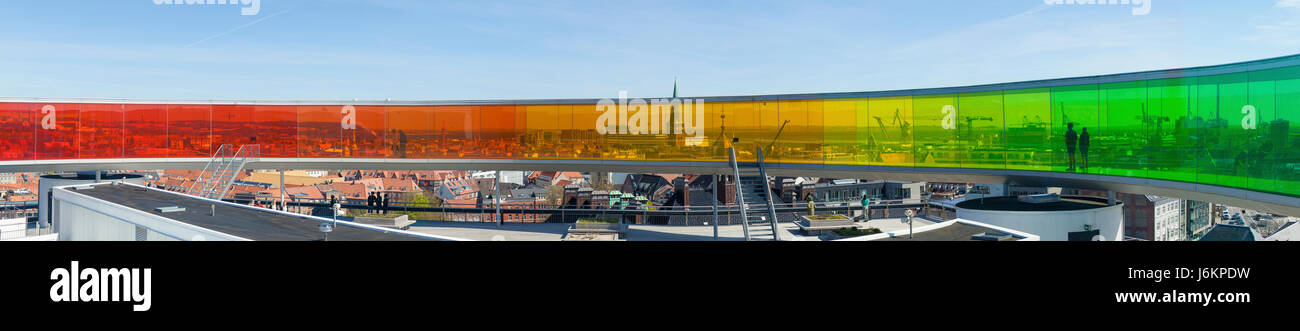 Vue panoramique de "Panorama", arc-en-ciel votre installation accessible par Olafur Eliasson sur le toit du musée de l'ARoS, Aarhus Banque D'Images