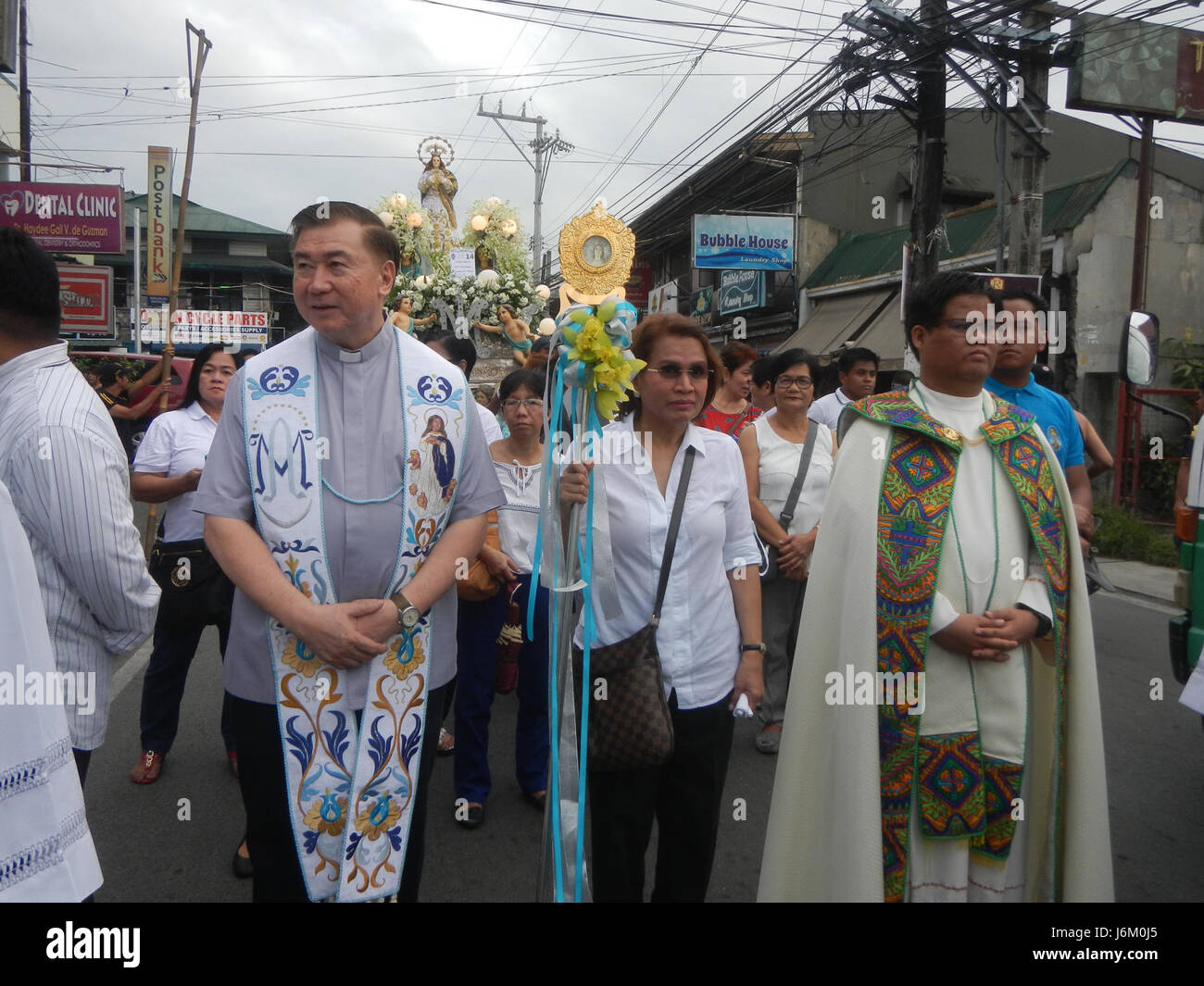 Les processions de Dapit le 7 décembre 2016, dans la cathédrale de Malolos, étaient un événement philippin traditionnel célébrant le Pistang Bayan, un festival communautaire avec une signification religieuse et culturelle. Banque D'Images