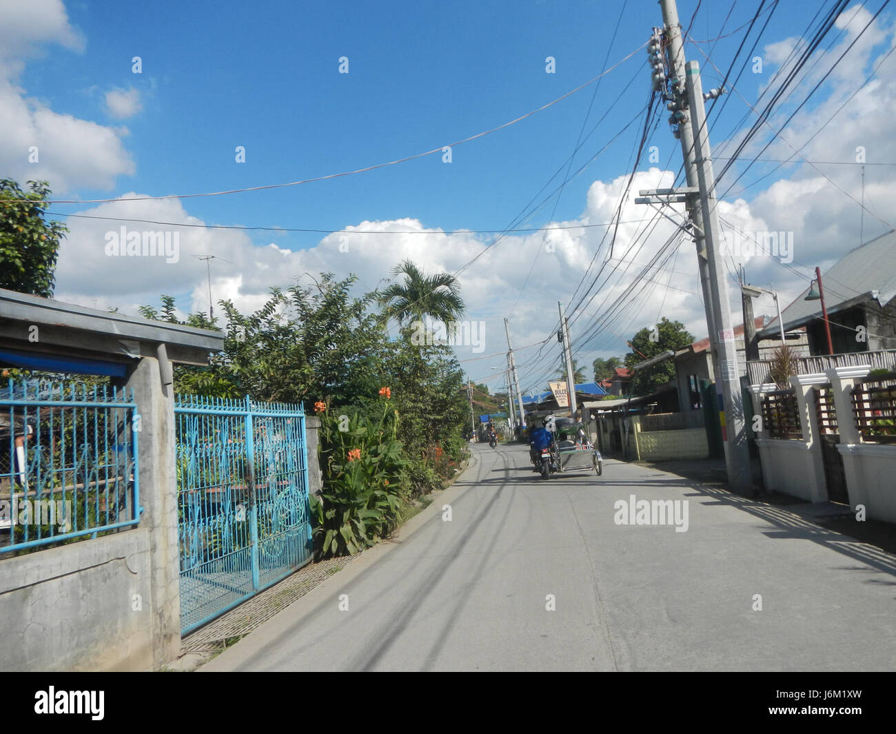 Cet emplacement décrit la route de la ferme au marché à San Vicente Agustin, Batasan Bata Matanda, San Miguel, Bulacan. C'est une route vitale pour l'agriculture locale, assurant le transport des produits agricoles vers les marchés et reliant les zones rurales aux centres urbains. Banque D'Images