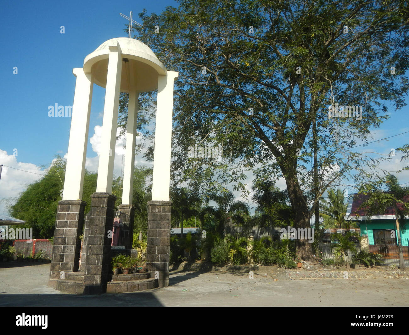 Cette scène représente les vastes rizières, les systèmes d'irrigation et les arbres luxuriants dans les prairies de Salapungan à Candaba, Pampanga. L'image met en évidence les pratiques agricoles et la gestion de l'environnement dans la région, en mettant l'accent sur la culture et la préservation des paysages naturels. Banque D'Images
