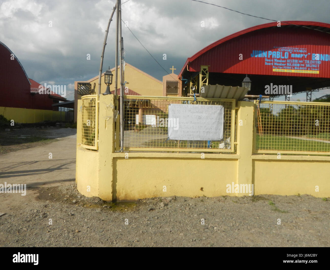 Cette image représente les rizières de Salapungan Magumbali à Candaba, Pampanga, une province des Philippines connue pour son paysage agricole. La scène met en lumière les systèmes d’irrigation et le rôle des arbres dans le soutien de l’agriculture locale. Banque D'Images