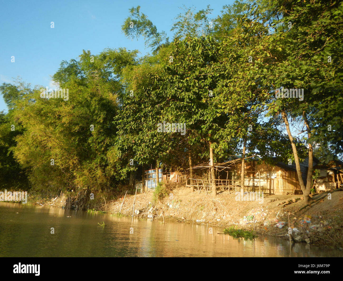 Il s'agit des rives de Cansinala à Apalit, Pampanga, Philippines, un endroit dans le district fluvial 17 connu pour son importance agricole et ses systèmes d'eau. Banque D'Images