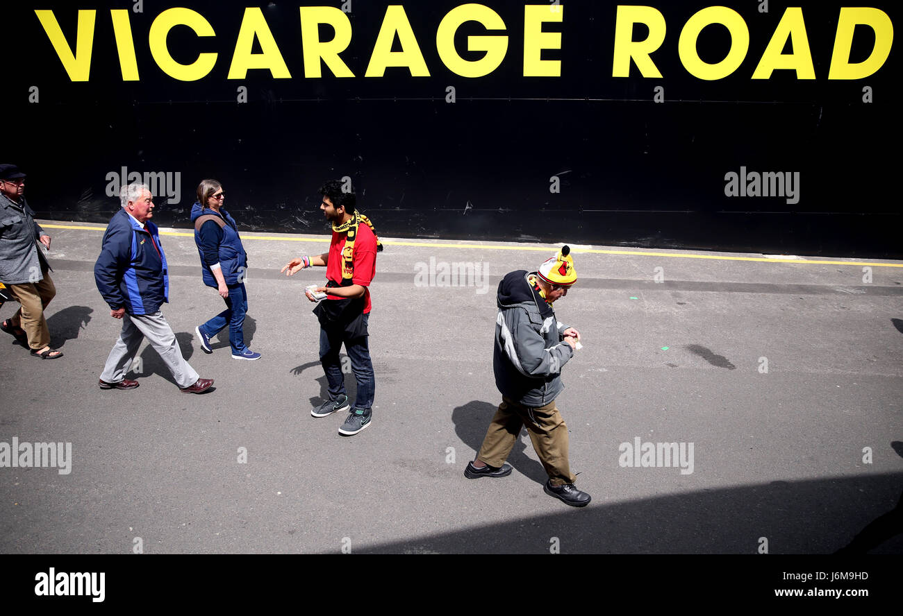 Les fans de Watford arrivent avant le match de la Premier League à Vicarage Road, Watford. APPUYEZ SUR ASSOCIATION photo. Date de la photo: Dimanche 21 mai 2017. Voir PA Story FOOTBALL Watford. Le crédit photo devrait se lire: Steven Paston/PA Wire. RESTRICTIONS : aucune utilisation avec des fichiers audio, vidéo, données, listes de présentoirs, logos de clubs/ligue ou services « en direct » non autorisés. Utilisation en ligne limitée à 75 images, pas d'émulation vidéo. Aucune utilisation dans les Paris, les jeux ou les publications de club/ligue/joueur unique. Banque D'Images