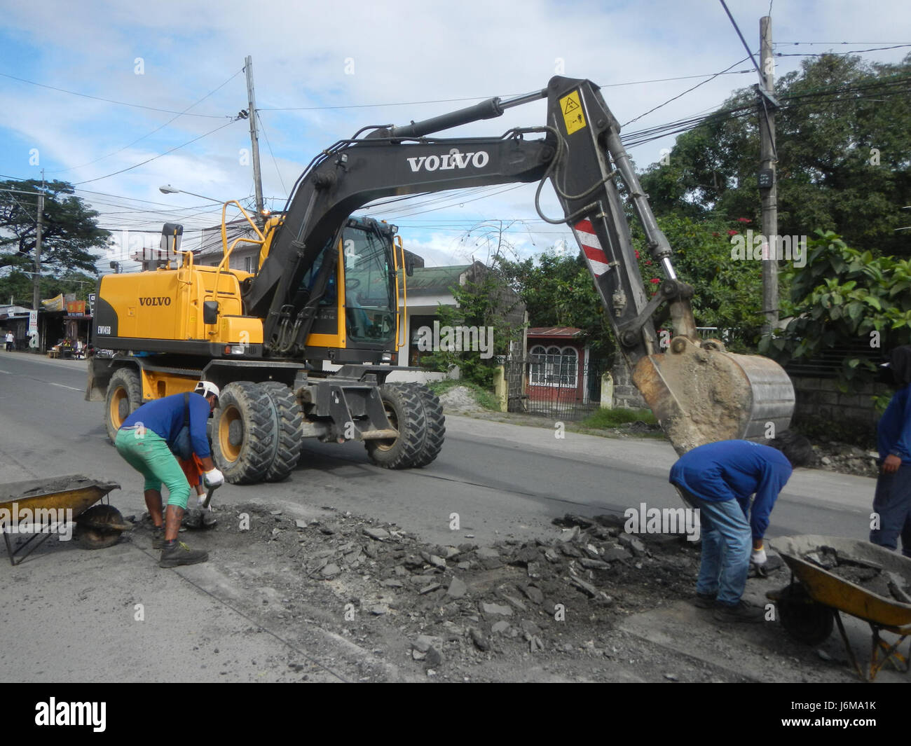 09046 constructions routières Volvo Bulacan Pulilan EW162B Maharlika Autoroute Banque D'Images