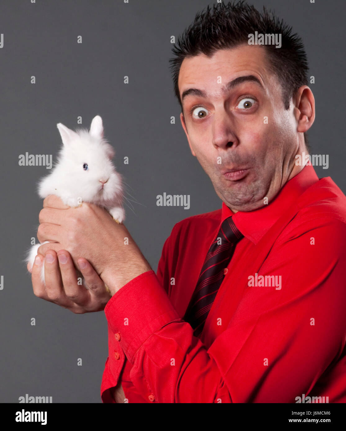 Lapin de Pâques lapin drôle bébé cub lapins exaspérante coquette blanc mignon pert Banque D'Images