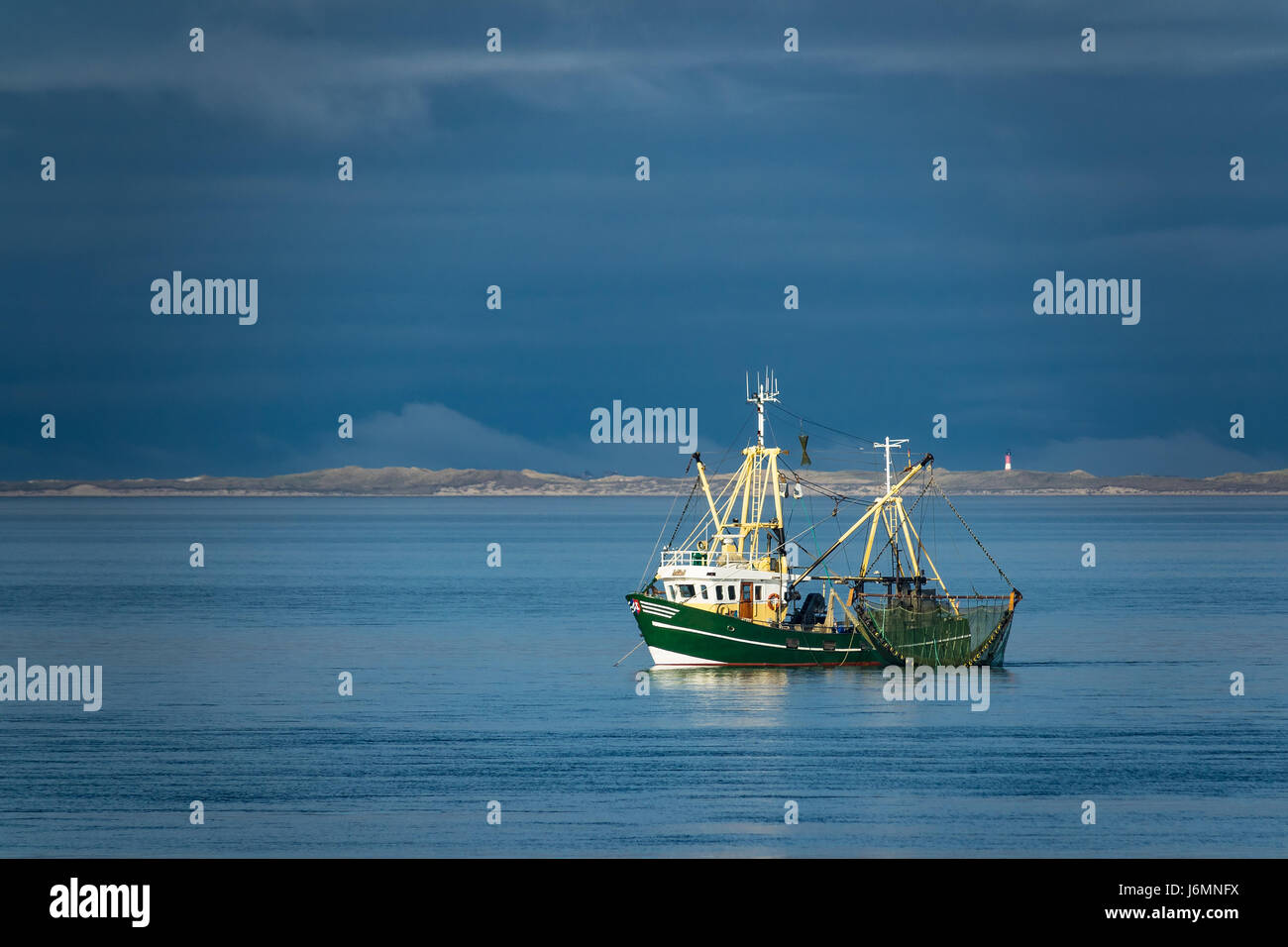 Bateau de crevettes sur la mer du Nord, de l'Allemagne. Banque D'Images