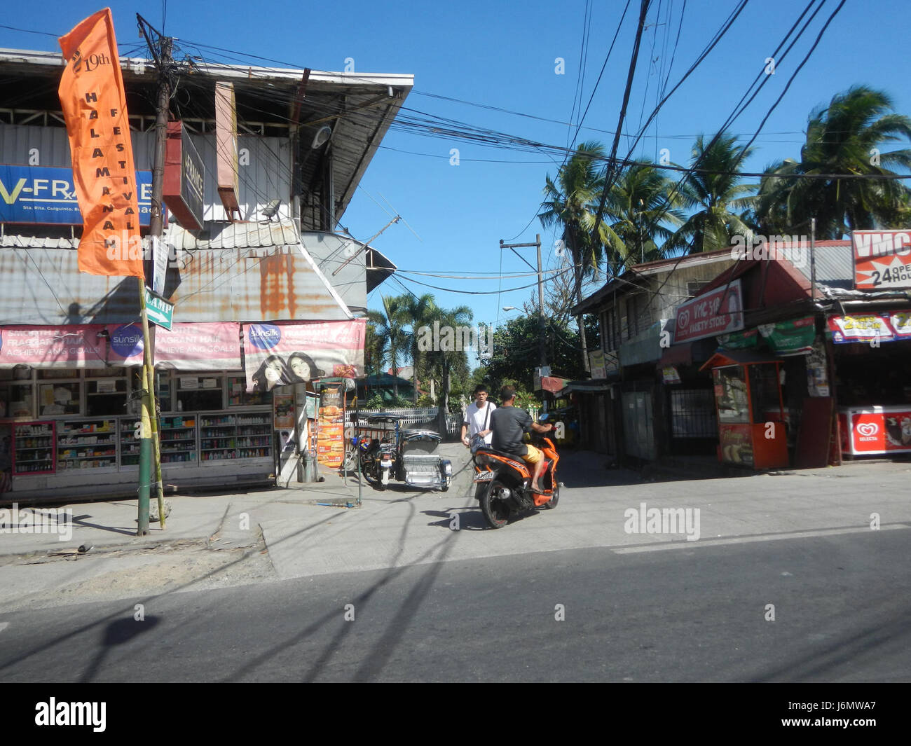 Il s'agit de l'autoroute Maharlika à Santa Rita, Guiguinto, Bulacan, une route clé aux Philippines. Les échangeurs dans cette zone sont essentiels pour la circulation et le transport entre les diverses régions de Bulacan et d'autres provinces voisines. Banque D'Images