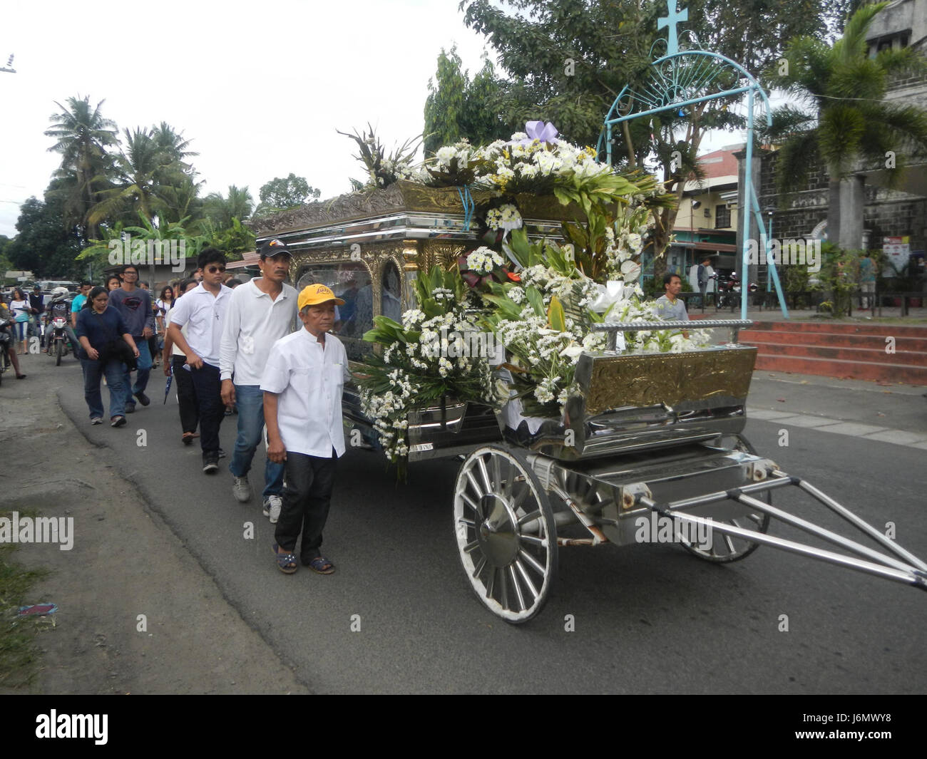 Ce titre fait référence à l'emplacement de Poblacion, Pandi, Bulacan, Philippines, et mentionne des funérailles, cafés, et boutiques dans la région, indiquant les entreprises et les services locaux. Banque D'Images