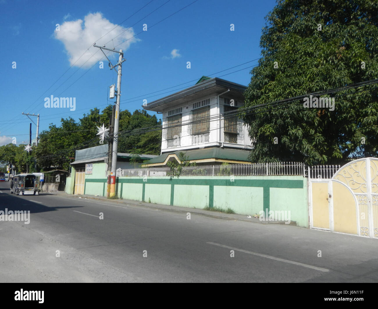 La rivière San Fernando, dans les barangays San Jose Del Pilar, Pampanga, est un cours d'eau important dans la région. Il joue un rôle clé dans l'irrigation pour l'agriculture locale, soutenant les cultures et les moyens de subsistance dans les zones environnantes. Banque D'Images