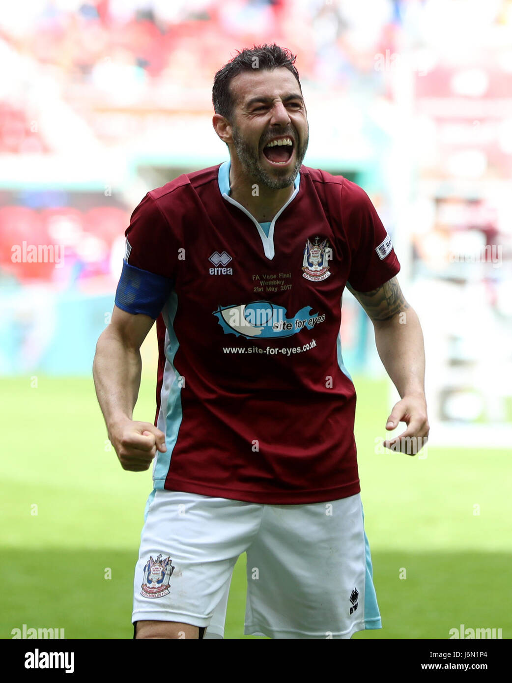 South Shields' Julio Arca célèbre après l'Buildbase FA Finale Vase au stade de Wembley, Londres. Banque D'Images